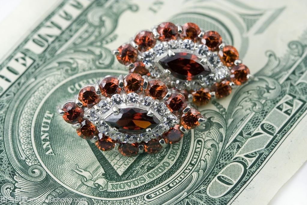 珠寶首飾、金錢與化妝品 現(xiàn)代消費(fèi)文化的象征與反思